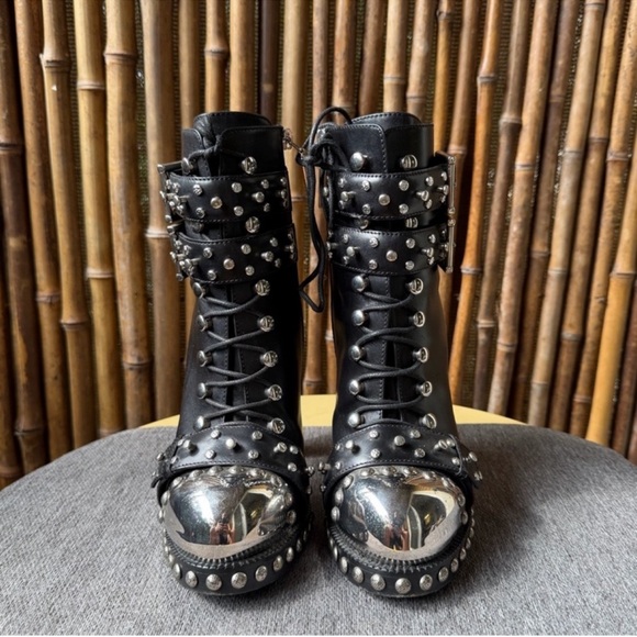 ALEXANDER MQUEEN studded ankle boots - Picture 6 of 10